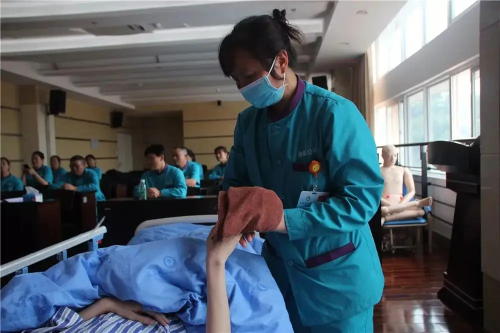 医院陪护如何管理？给医院陪护管理一些建议和思考(图1)